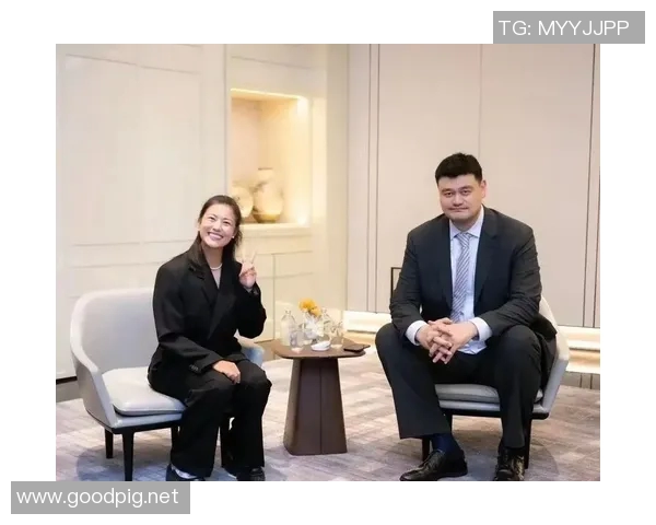 姚明与飞机亲密合影展现巨星风范与航空魅力的完美结合