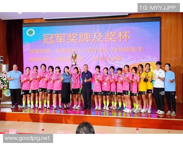 足球明星齐聚庆祝女足夺冠展现团结与荣耀的时刻