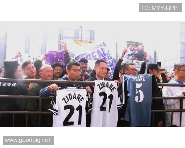 各大足球明星齐聚机场引发球迷热潮盛况空前