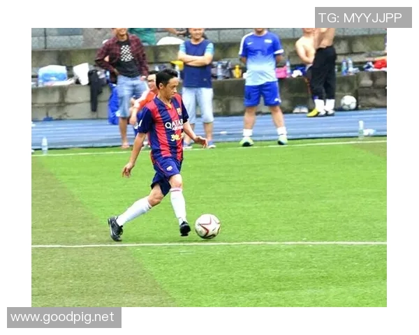 当足球明星邂逅亚洲女友他们的爱情故事在绿茵场上绽放的浪漫与挑战